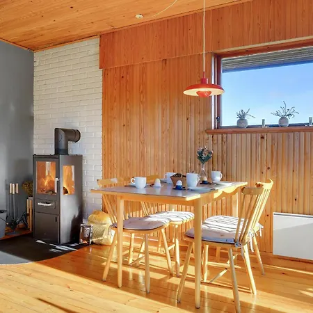 Three-bedroom In Vakantiehuis Oksbøl
